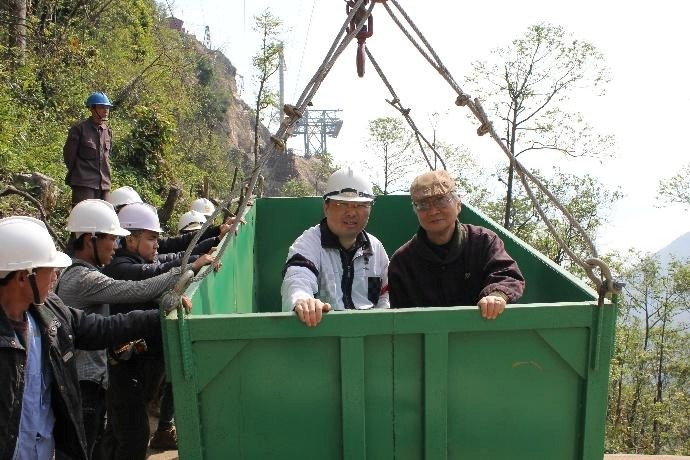 Những bức ảnh chưa từng thấy về c&aacute;p treo Fansipan 10 năm trước: Đằng sau 15 ph&uacute;t l&ecirc;n n&oacute;c nh&agrave; Đ&ocirc;ng Dương - Ảnh 23.