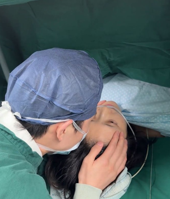 Clip sản phụ "đẻ rơi" ngay tr&ecirc;n xe m&aacute;y đến bệnh viện: Nh&igrave;n d&acirc;y rốn b&eacute; c&ograve;n nối với mẹ khiến nhiều người vừa sợ vừa thương - Ảnh 4.
