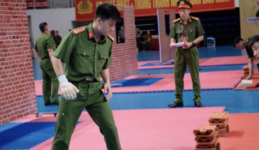 Danh tính Đại úy Công an TP. Hà Nội vào vai “cơ trưởng" đang viral khắp MXH- Ảnh 2.