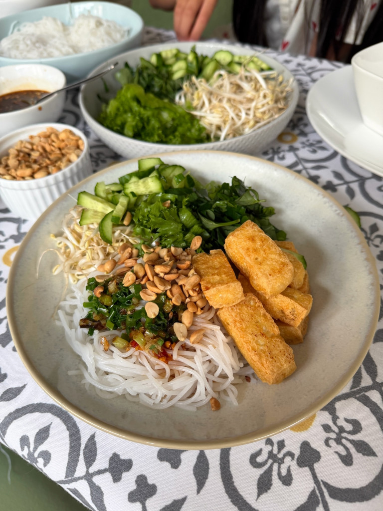 Bữa ăn d&acirc;n d&atilde; H&agrave; Tăng nấu cho con trai tỷ ph&uacute; Johnathan Hạnh Nguyễn- Ảnh 10.