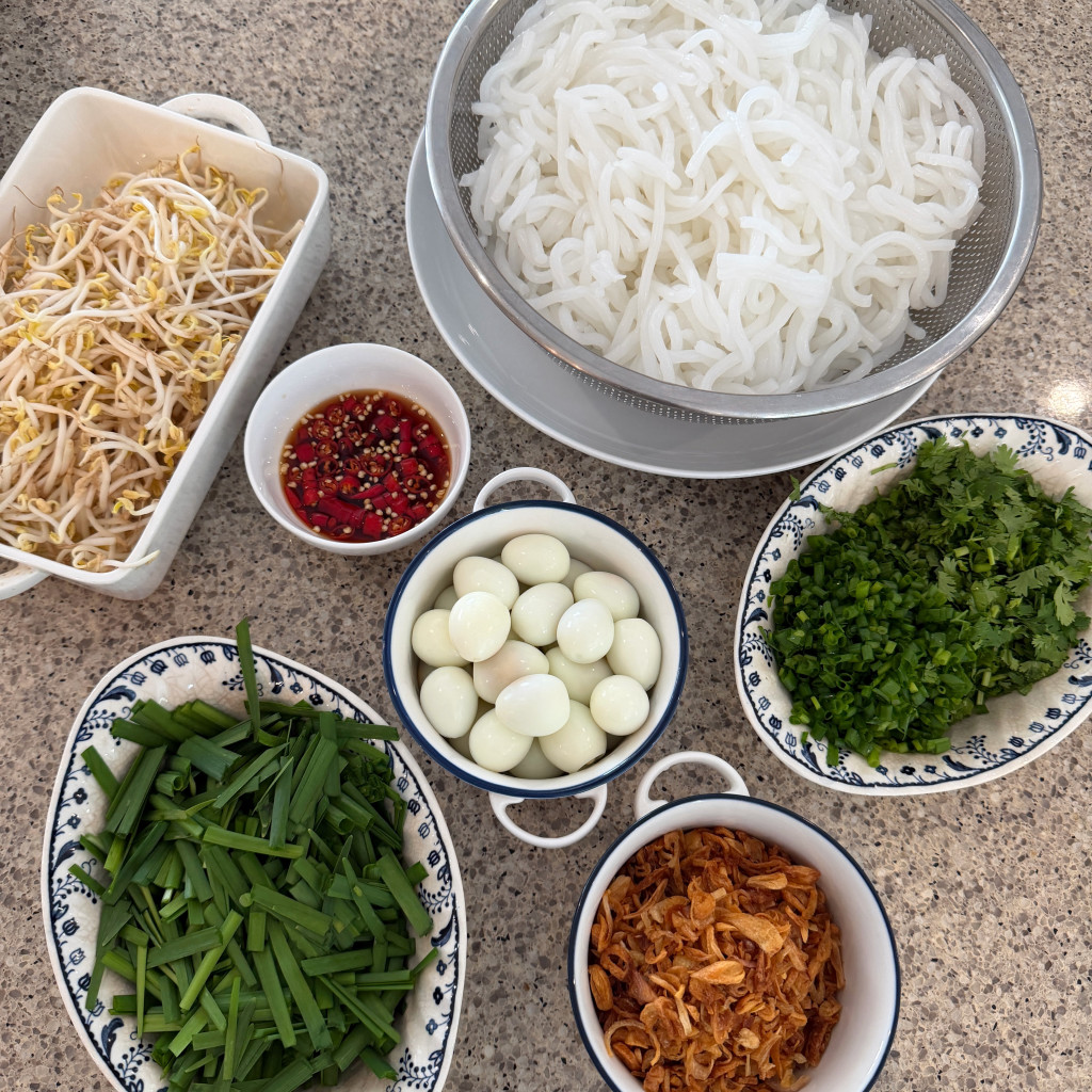Bữa ăn d&acirc;n d&atilde; H&agrave; Tăng nấu cho con trai tỷ ph&uacute; Johnathan Hạnh Nguyễn- Ảnh 3.