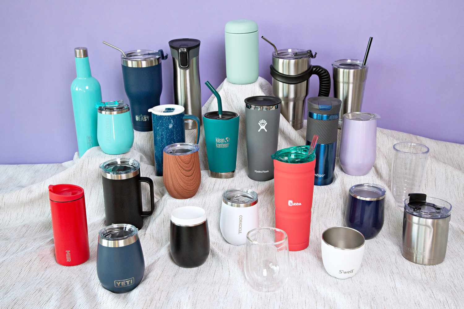 Từ chiếc b&igrave;nh 800.000 đồng đến m&oacute;n đồ được săn l&ugrave;ng gi&aacute; 2,6 triệu: Starbucks đ&atilde; biến b&igrave;nh giữ nhiệt th&agrave;nh "mỏ v&agrave;ng" thương hiệu như thế n&agrave;o?- Ảnh 3.