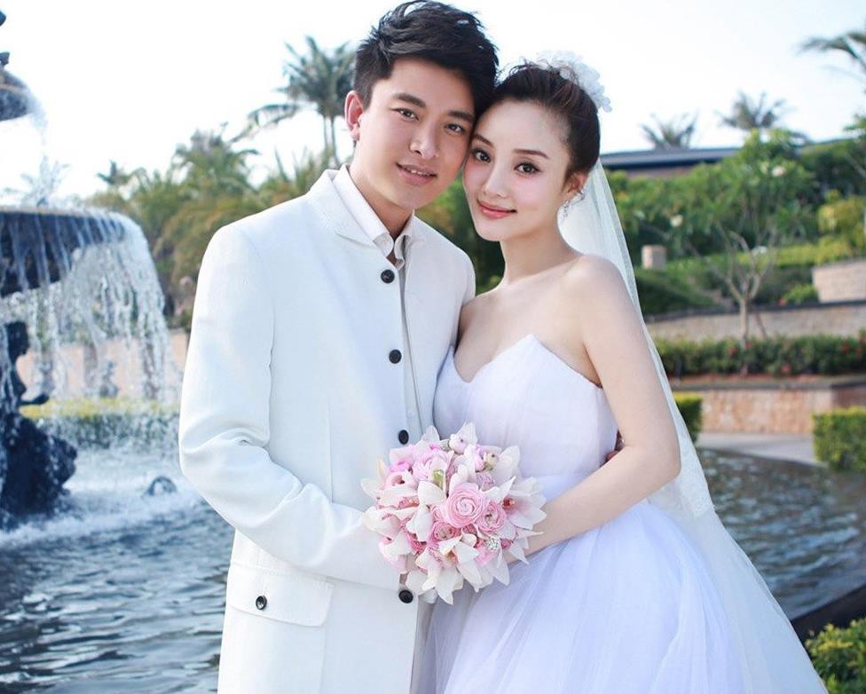 Vết bầm t&iacute;m tr&ecirc;n cơ thể con g&aacute;i L&yacute; Tiểu Lộ g&acirc;y x&ocirc;n xao- Ảnh 9.