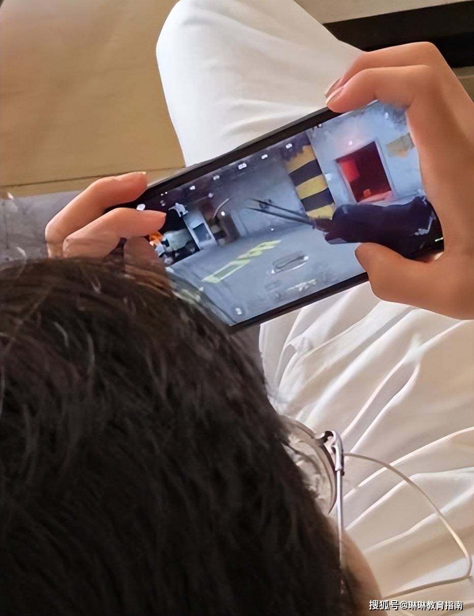 "Con trai t&ocirc;i bị b&agrave; nội dạy th&agrave;nh đứa hư hỏng rồi!": Người mẹ l&ecirc;n mạng tr&aacute;ch m&oacute;c nhưng lại bị n&eacute;m đ&aacute; ngược!- Ảnh 1.