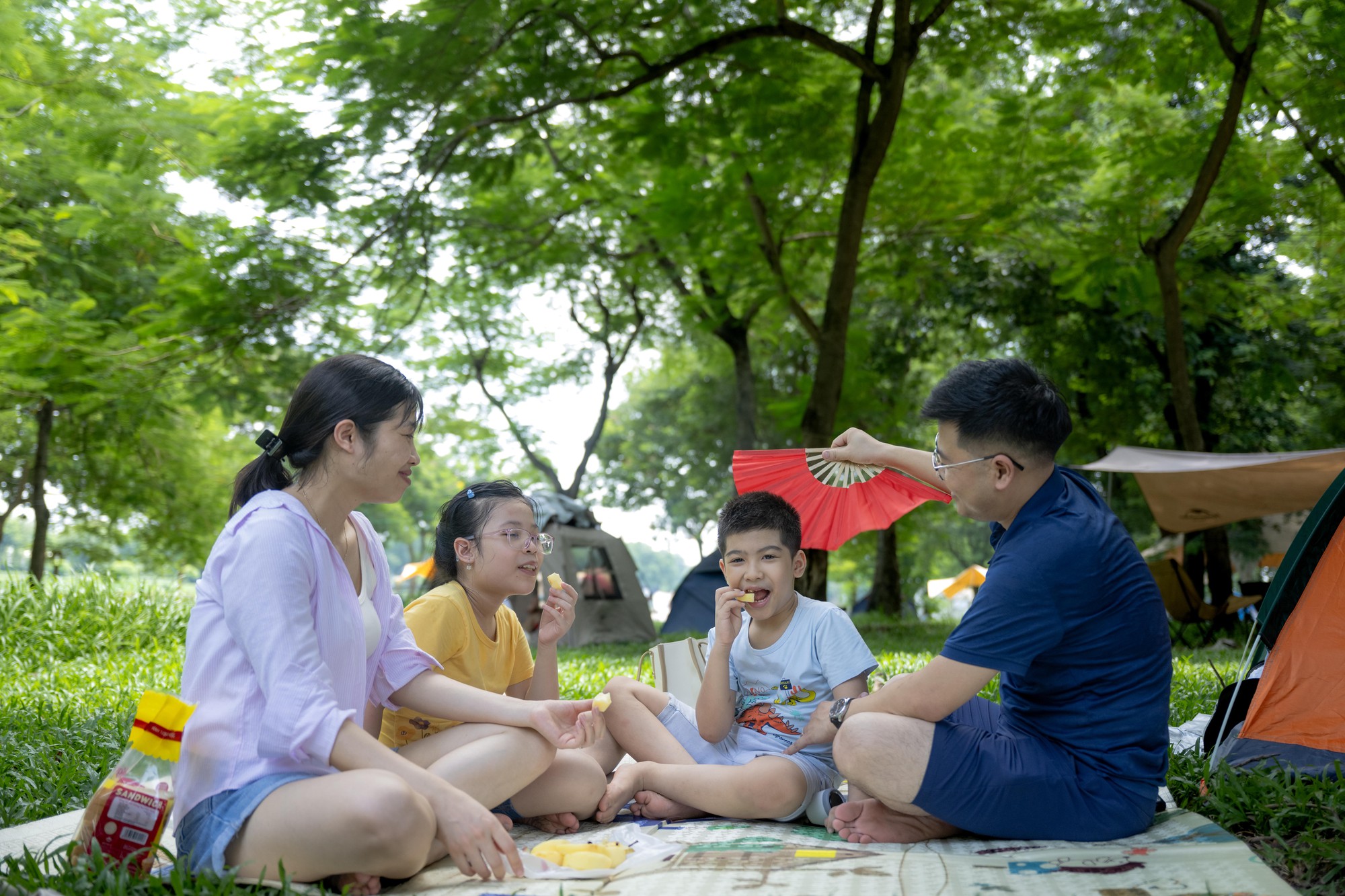 Ng&agrave;y thứ 2 nghỉ lễ, người d&acirc;n H&agrave; Nội t&igrave;m về c&ocirc;ng vi&ecirc;n Y&ecirc;n Sở cắm trại: Kh&ocirc;ng cần đi xa, cả x&oacute;m vẫn c&oacute; một ng&agrave;y vui- Ảnh 17.