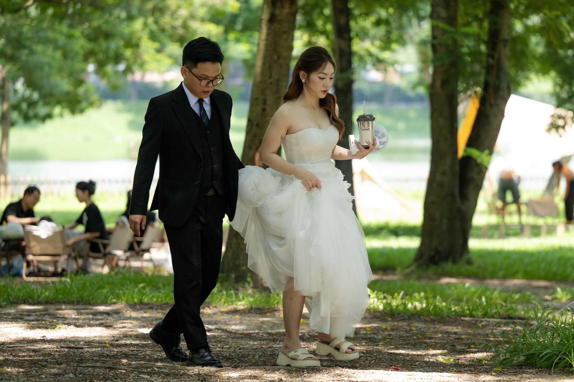 Ng&agrave;y thứ 2 nghỉ lễ, người d&acirc;n H&agrave; Nội t&igrave;m về c&ocirc;ng vi&ecirc;n Y&ecirc;n Sở cắm trại: Kh&ocirc;ng cần đi xa, cả x&oacute;m vẫn c&oacute; một ng&agrave;y vui- Ảnh 2.