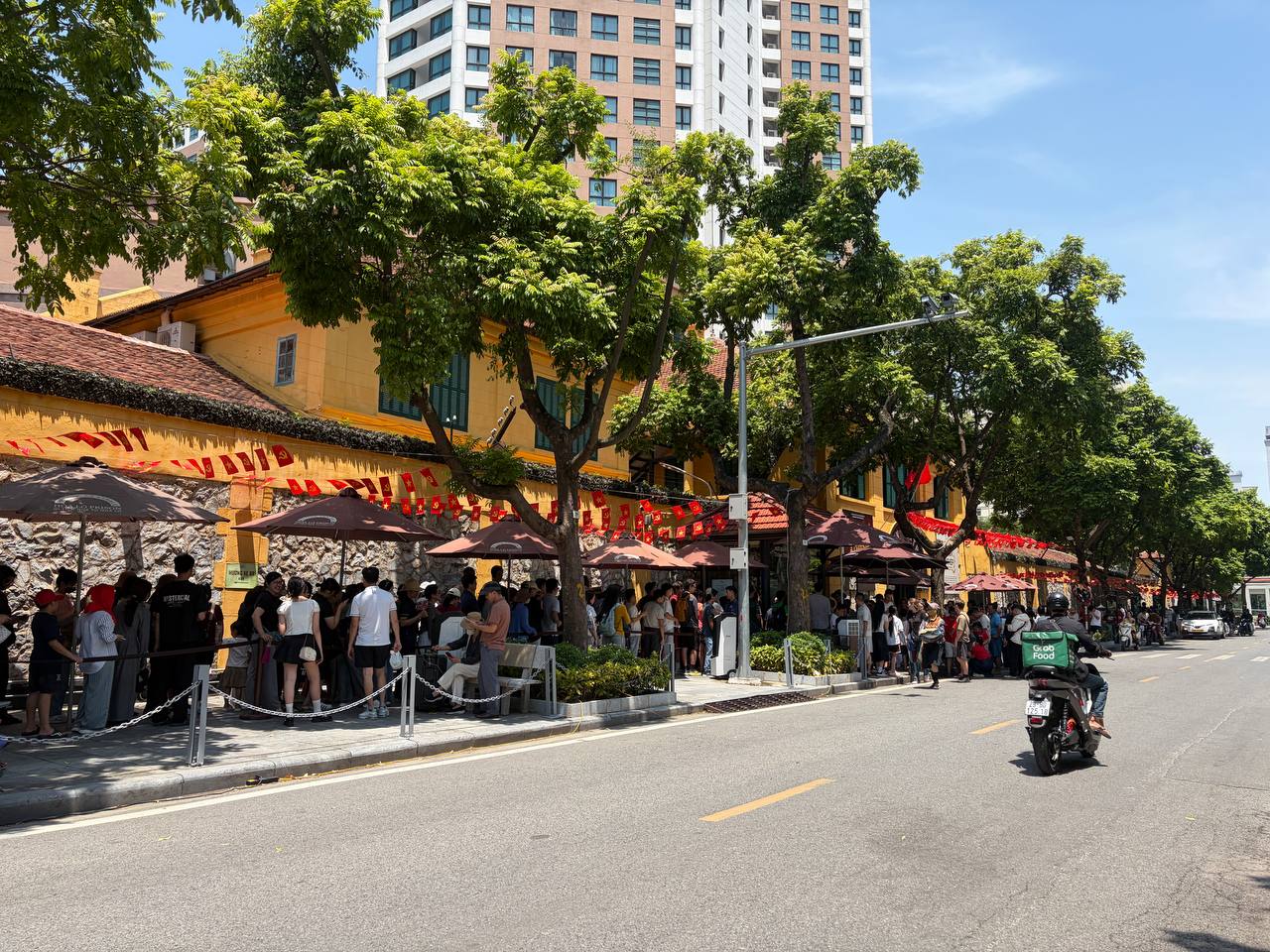 Giới trẻ H&agrave; Nội đội nắng xếp h&agrave;ng tham quan Di t&iacute;ch Nh&agrave; t&ugrave; Hoả L&ograve;; Hồ Gươm biến th&agrave;nh studio ngo&agrave;i trời trong kỳ nghỉ 2/9 - Ảnh 1.
