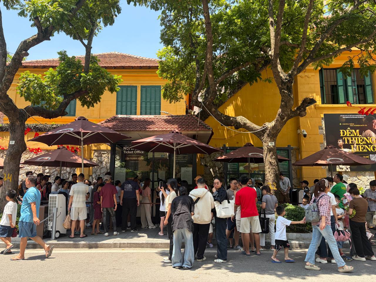Giới trẻ H&agrave; Nội đội nắng xếp h&agrave;ng tham quan Di t&iacute;ch Nh&agrave; t&ugrave; Hoả L&ograve;; Hồ Gươm biến th&agrave;nh studio ngo&agrave;i trời trong kỳ nghỉ 2/9 - Ảnh 2.