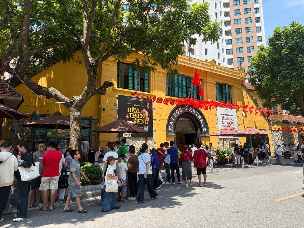 Giới trẻ H&agrave; Nội đội nắng xếp h&agrave;ng tham quan Di t&iacute;ch Nh&agrave; t&ugrave; Hoả L&ograve;; Hồ Gươm biến th&agrave;nh studio ngo&agrave;i trời trong kỳ nghỉ 2/9 - Ảnh 3.