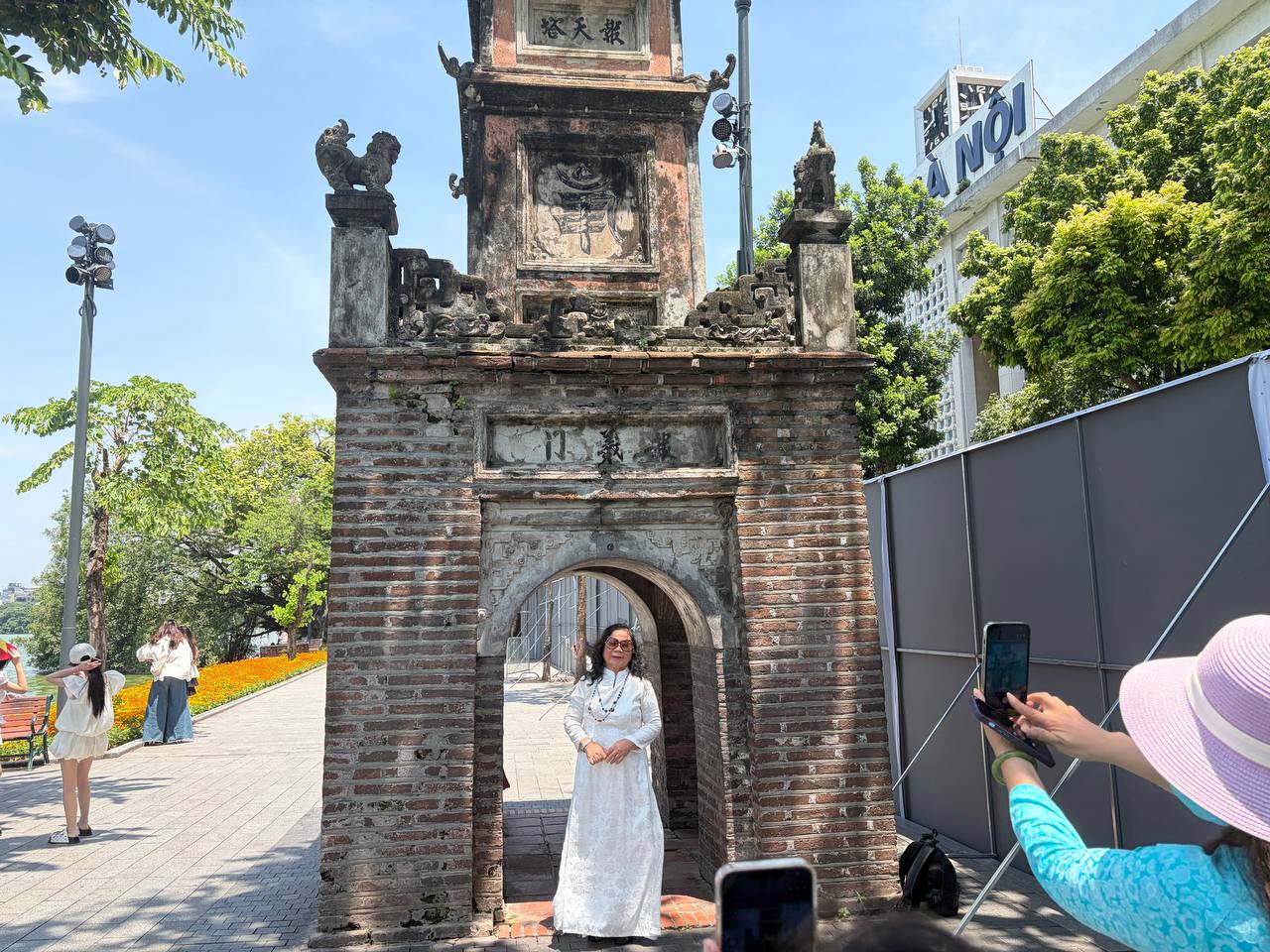 Giới trẻ H&agrave; Nội đội nắng xếp h&agrave;ng tham quan Di t&iacute;ch Nh&agrave; t&ugrave; Hoả L&ograve;; Hồ Gươm biến th&agrave;nh studio ngo&agrave;i trời trong kỳ nghỉ 2/9 - Ảnh 4.