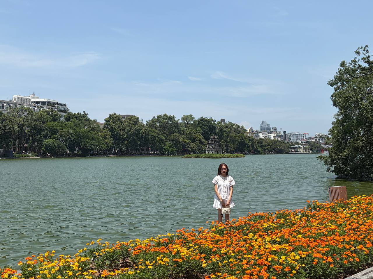 Giới trẻ H&agrave; Nội đội nắng xếp h&agrave;ng tham quan Di t&iacute;ch Nh&agrave; t&ugrave; Hoả L&ograve;; Hồ Gươm biến th&agrave;nh studio ngo&agrave;i trời trong kỳ nghỉ 2/9 - Ảnh 7.