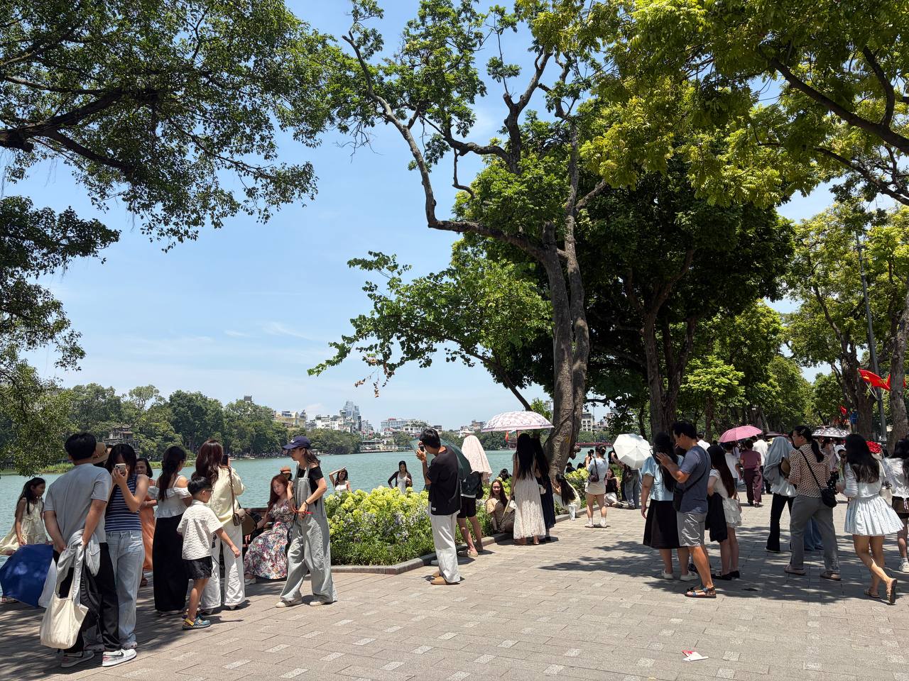 Giới trẻ H&agrave; Nội đội nắng xếp h&agrave;ng tham quan Di t&iacute;ch Nh&agrave; t&ugrave; Hoả L&ograve;; Hồ Gươm biến th&agrave;nh studio ngo&agrave;i trời trong kỳ nghỉ 2/9 - Ảnh 5.