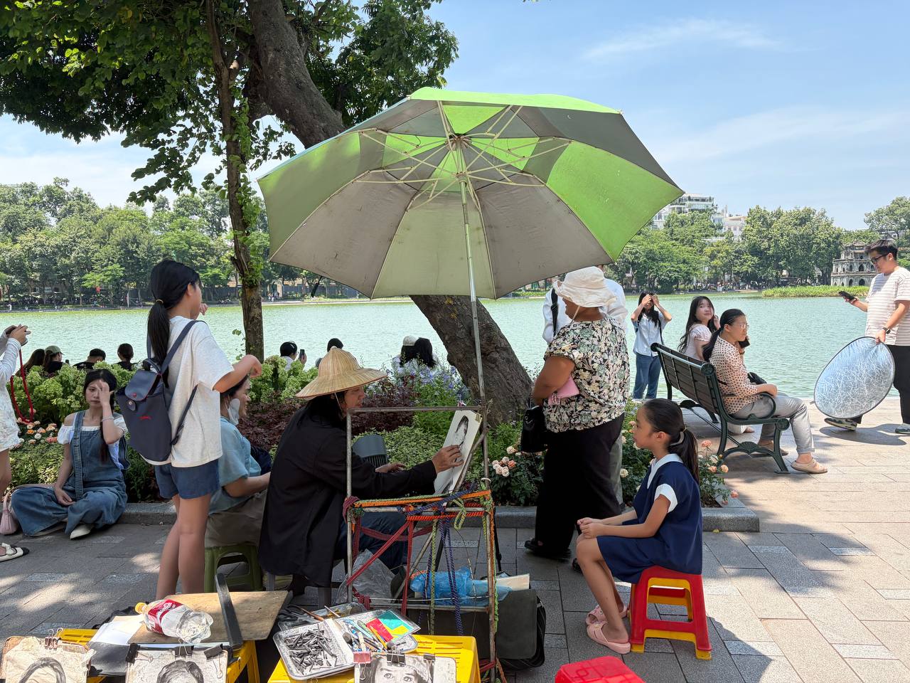 Giới trẻ H&agrave; Nội đội nắng xếp h&agrave;ng tham quan Di t&iacute;ch Nh&agrave; t&ugrave; Hoả L&ograve;; Hồ Gươm biến th&agrave;nh studio ngo&agrave;i trời trong kỳ nghỉ 2/9 - Ảnh 15.