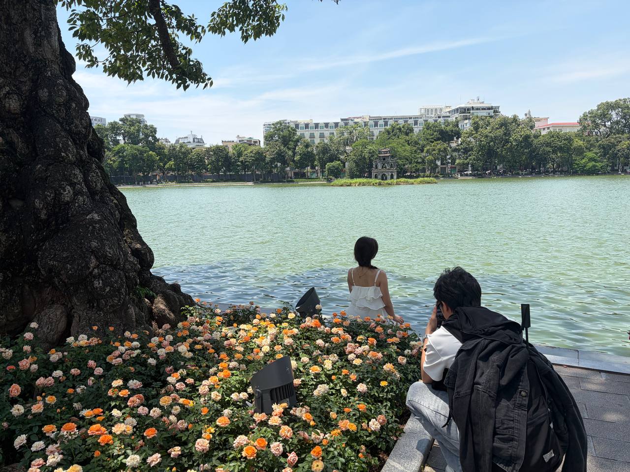 Giới trẻ H&agrave; Nội đội nắng xếp h&agrave;ng tham quan Di t&iacute;ch Nh&agrave; t&ugrave; Hoả L&ograve;; Hồ Gươm biến th&agrave;nh studio ngo&agrave;i trời trong kỳ nghỉ 2/9 - Ảnh 16.