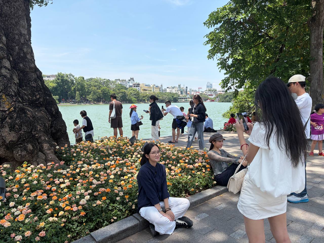 Giới trẻ H&agrave; Nội đội nắng xếp h&agrave;ng tham quan Di t&iacute;ch Nh&agrave; t&ugrave; Hoả L&ograve;; Hồ Gươm biến th&agrave;nh studio ngo&agrave;i trời trong kỳ nghỉ 2/9 - Ảnh 17.