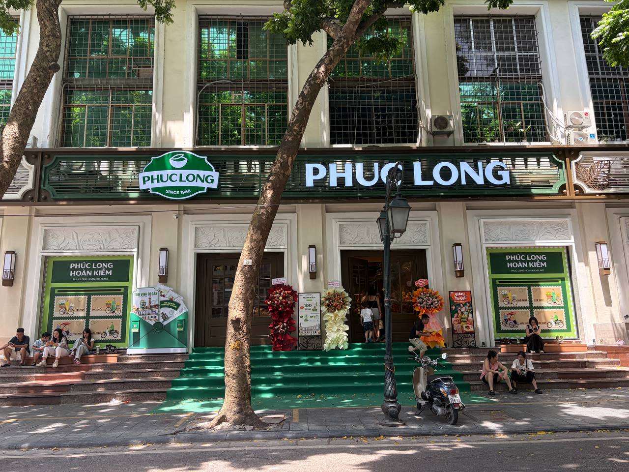 Giới trẻ H&agrave; Nội đội nắng xếp h&agrave;ng tham quan Di t&iacute;ch Nh&agrave; t&ugrave; Hoả L&ograve;; Hồ Gươm biến th&agrave;nh studio ngo&agrave;i trời trong kỳ nghỉ 2/9 - Ảnh 23.