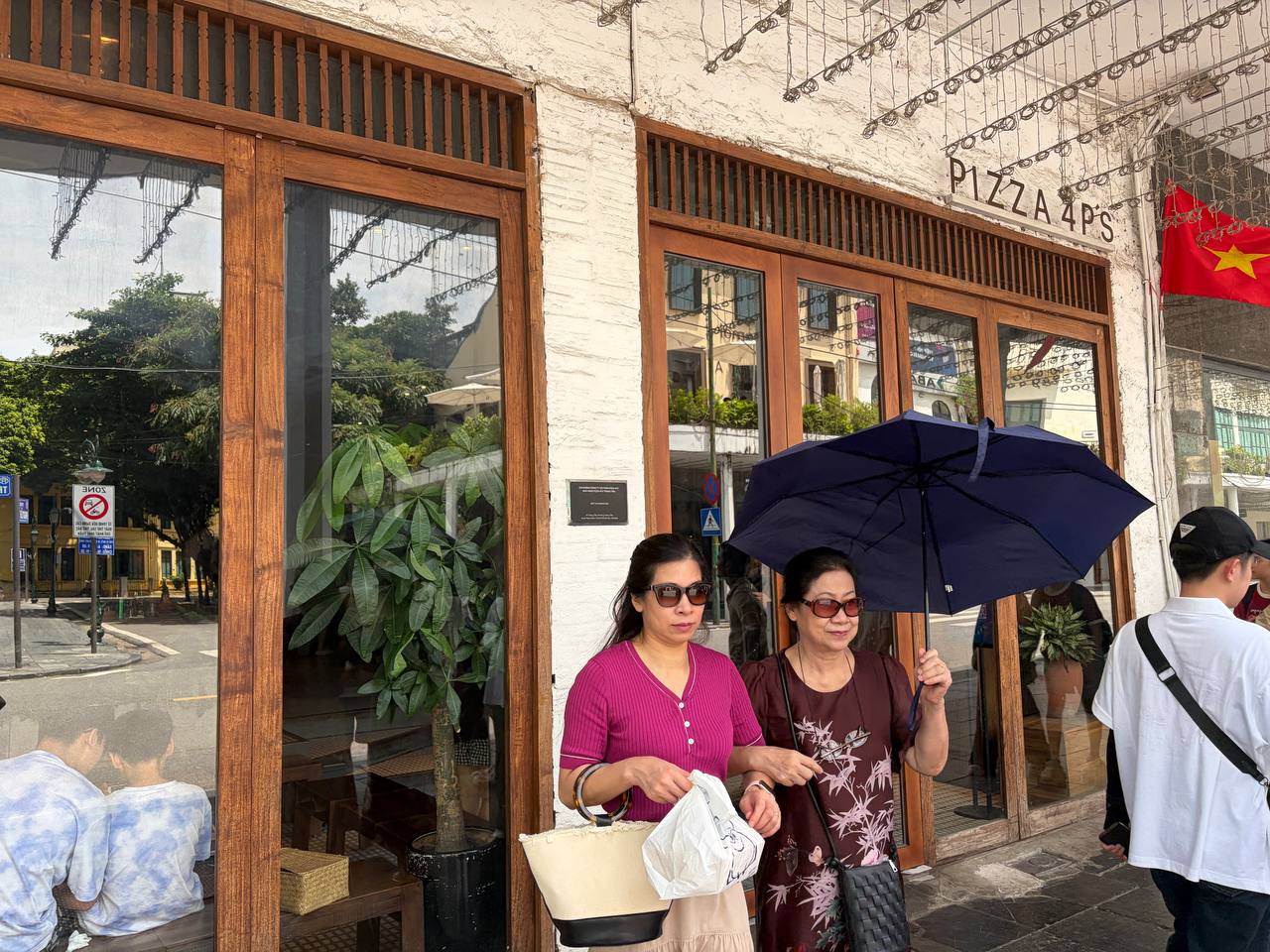 Giới trẻ H&agrave; Nội đội nắng xếp h&agrave;ng tham quan Di t&iacute;ch Nh&agrave; t&ugrave; Hoả L&ograve;; Hồ Gươm biến th&agrave;nh studio ngo&agrave;i trời trong kỳ nghỉ 2/9 - Ảnh 21.