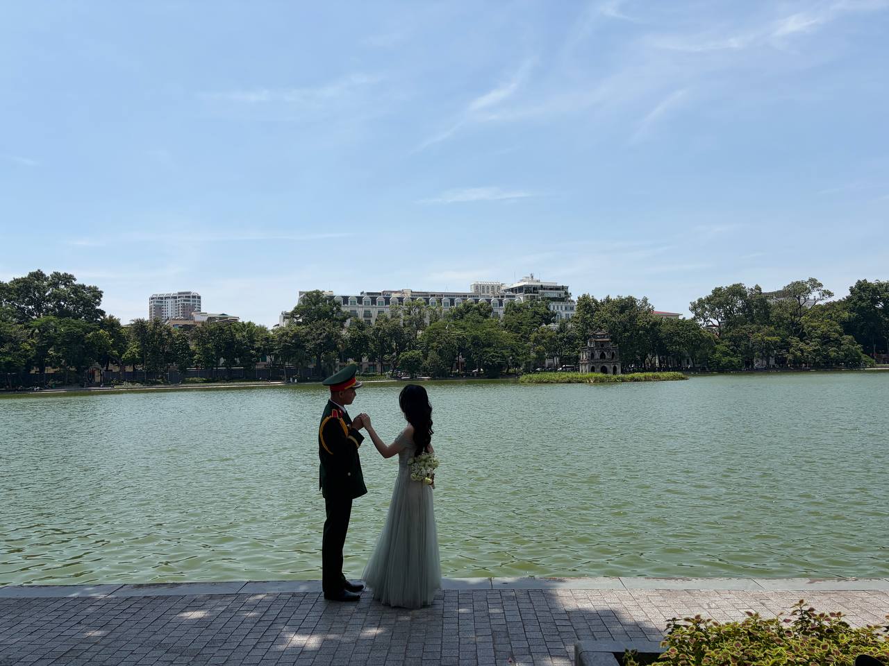 Giới trẻ H&agrave; Nội đội nắng xếp h&agrave;ng tham quan Di t&iacute;ch Nh&agrave; t&ugrave; Hoả L&ograve;; Hồ Gươm biến th&agrave;nh studio ngo&agrave;i trời trong kỳ nghỉ 2/9 - Ảnh 18.