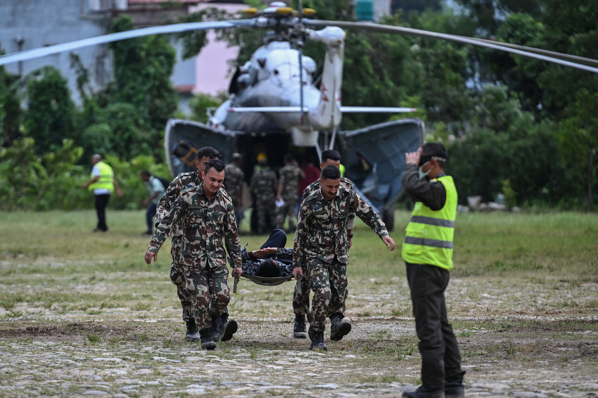 Lũ quét ở Nepal cuốn thi thể trôi xa hàng trăm km, có trường hợp được tìm thấy cách hiện trường 400 km- Ảnh 1.
