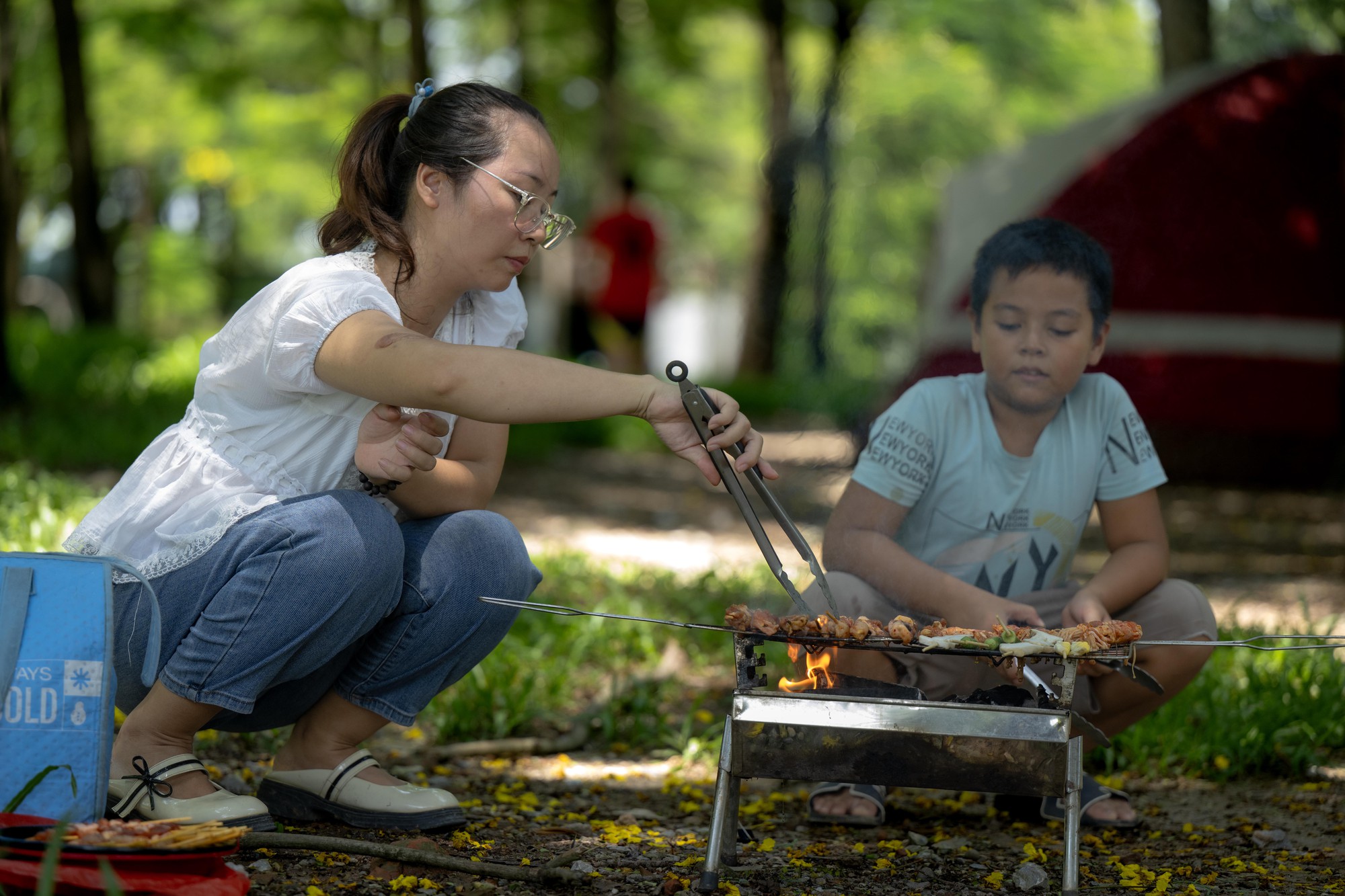 Ng&agrave;y thứ 2 nghỉ lễ, người d&acirc;n H&agrave; Nội t&igrave;m về c&ocirc;ng vi&ecirc;n Y&ecirc;n Sở cắm trại: Kh&ocirc;ng cần đi xa, cả x&oacute;m vẫn c&oacute; một ng&agrave;y vui- Ảnh 5.