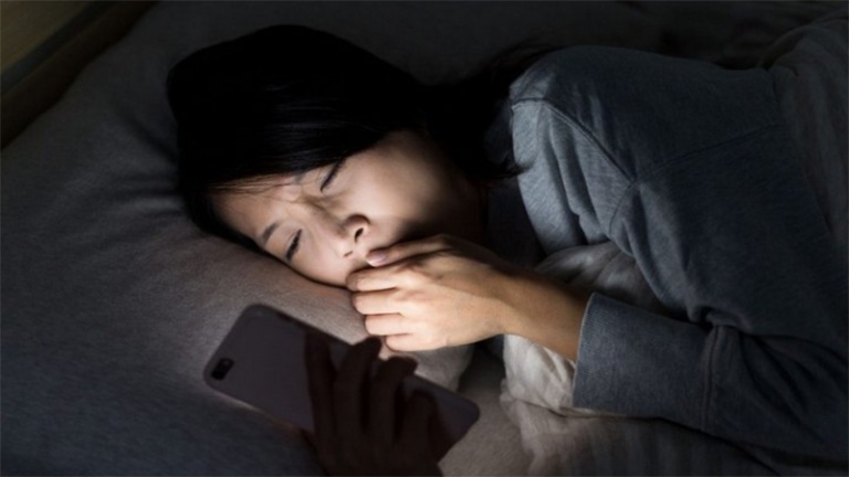 Người thường xuy&ecirc;n d&ugrave;ng điện thoại trước khi ngủ h&atilde;y cẩn thận: 3 &ldquo;nỗi đau&rdquo; n&agrave;y c&oacute; thể sớm t&igrave;m đến bạn - Ảnh 1.