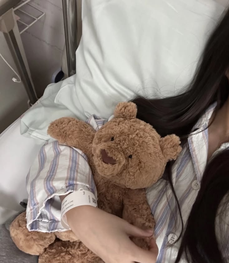 B&eacute; g&aacute;i 13 tuổi nuốt 20 vi&ecirc;n thuốc cực quen để tự tử: B&aacute;c sĩ cảnh b&aacute;o cha mẹ 4 điều- Ảnh 1.