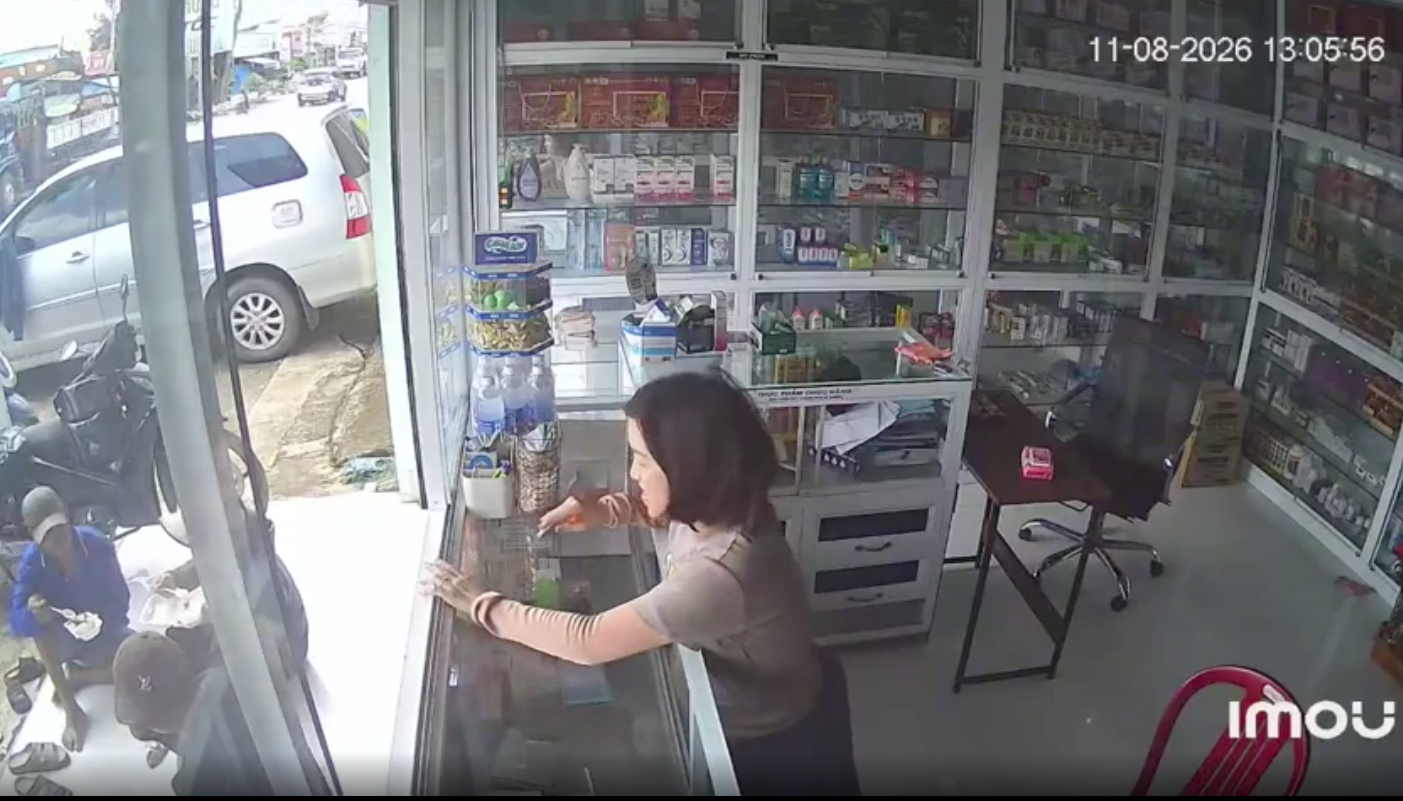 Thấy nh&oacute;m thợ hồ ngồi ăn trước cửa hiệu thuốc, nữ dược sĩ c&oacute; h&agrave;nh động h&uacute;t hơn 1 triệu lượt xem- Ảnh 1.