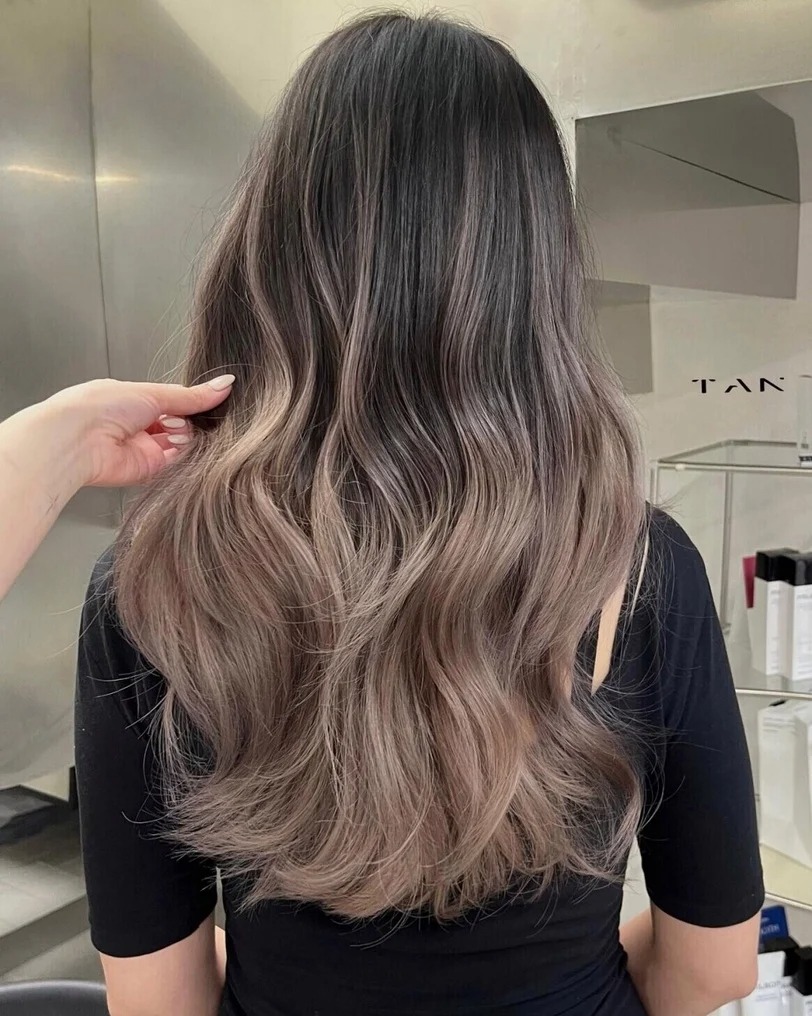 8 m&agrave;u t&oacute;c d&agrave;nh cho người c&oacute; t&oacute;c bạc: Phai vẫn đẹp, ch&acirc;n t&oacute;c kh&ocirc;ng tạo vệt tương phản- Ảnh 4.