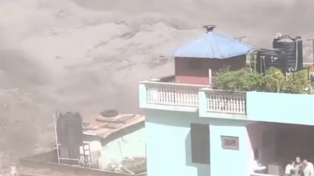Điều kỳ diệu giữa dòng lũ ở Nepal: Một căn nhà còn nguyên vẹn giữa đống đổ nát, người bên trong được bảo đảm an toàn- Ảnh 3.