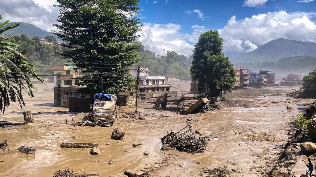 Điều kỳ diệu giữa dòng lũ ở Nepal: Một căn nhà còn nguyên vẹn giữa đống đổ nát, người bên trong được bảo đảm an toàn- Ảnh 5.