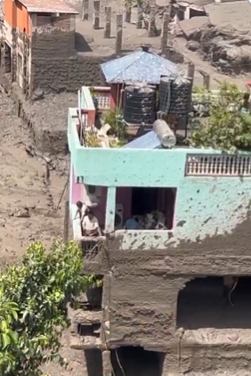 Điều kỳ diệu giữa dòng lũ ở Nepal: Một căn nhà còn nguyên vẹn giữa đống đổ nát, người bên trong được bảo đảm an toàn- Ảnh 1.