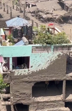 Điều kỳ diệu giữa dòng lũ ở Nepal: Một căn nhà còn nguyên vẹn giữa đống đổ nát, người bên trong được bảo đảm an toàn- Ảnh 4.
