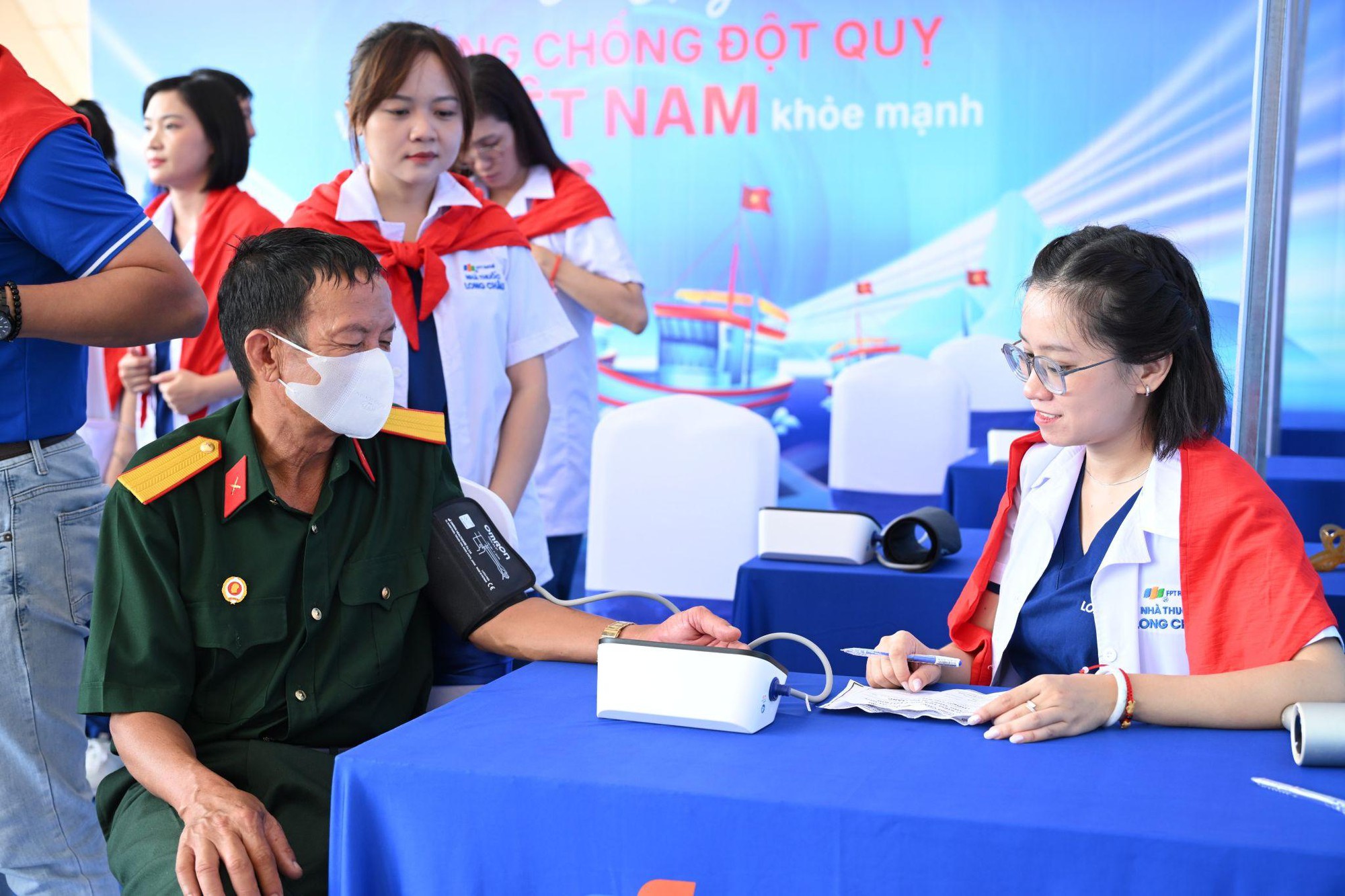 Long Châu cùng Báo Quân đội nhân dân mang “Hành trình tri ân” đến đặc khu Côn Đảo, tầm soát đột quỵ miễn phí cho người dân - Ảnh 7.