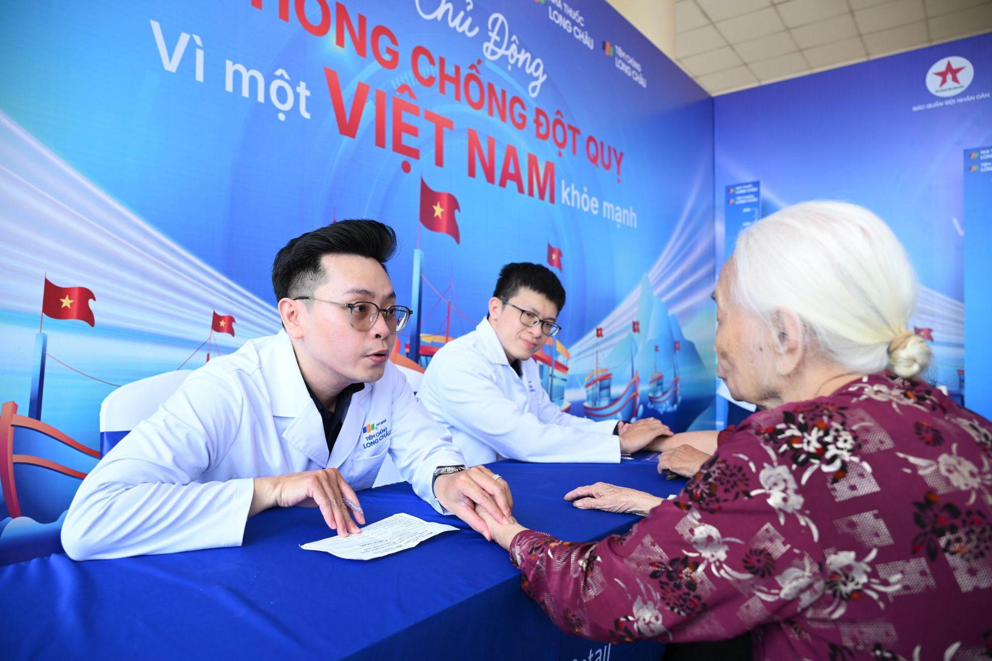 Long Châu cùng Báo Quân đội nhân dân mang “Hành trình tri ân” đến đặc khu Côn Đảo, tầm soát đột quỵ miễn phí cho người dân - Ảnh 8.