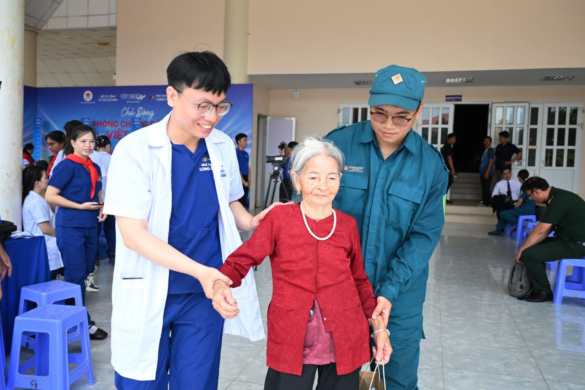 Long Châu cùng Báo Quân đội nhân dân mang “Hành trình tri ân” đến đặc khu Côn Đảo, tầm soát đột quỵ miễn phí cho người dân - Ảnh 9.