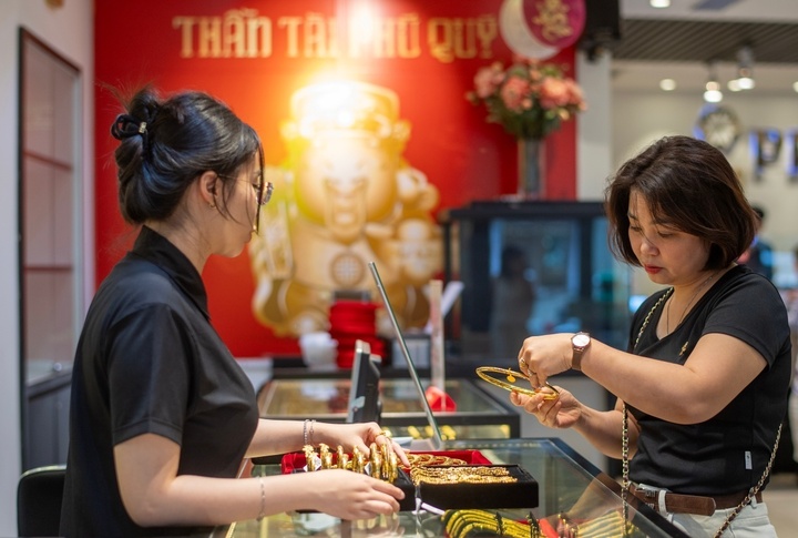 Gi&aacute; v&agrave;ng h&ocirc;m nay 30/8: Đi ngang ở ngưỡng thấp- Ảnh 1.