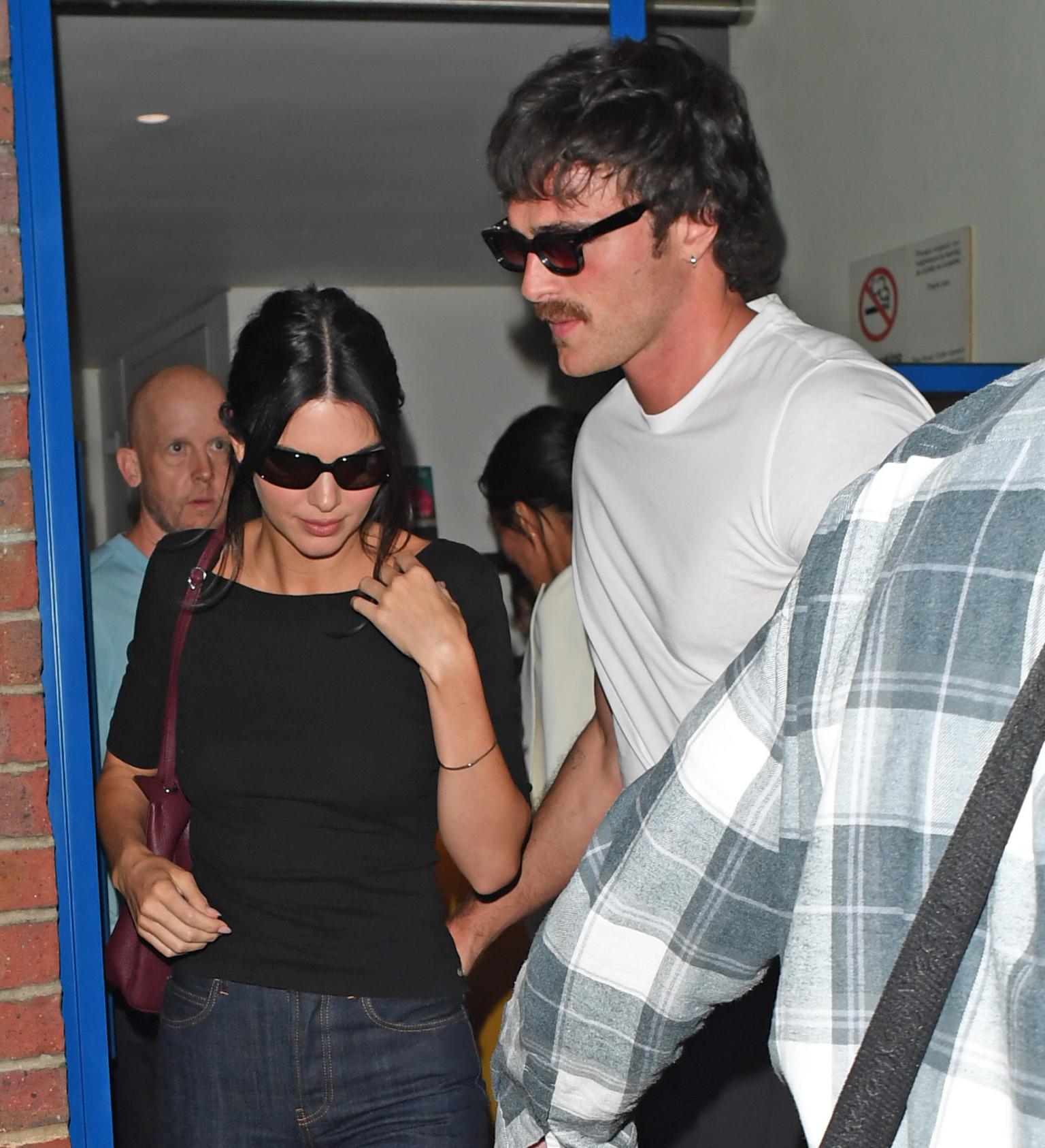 Kendall Jenner sắp cưới "phi c&ocirc;ng trẻ" k&eacute;m 2 tuổi?- Ảnh 2.