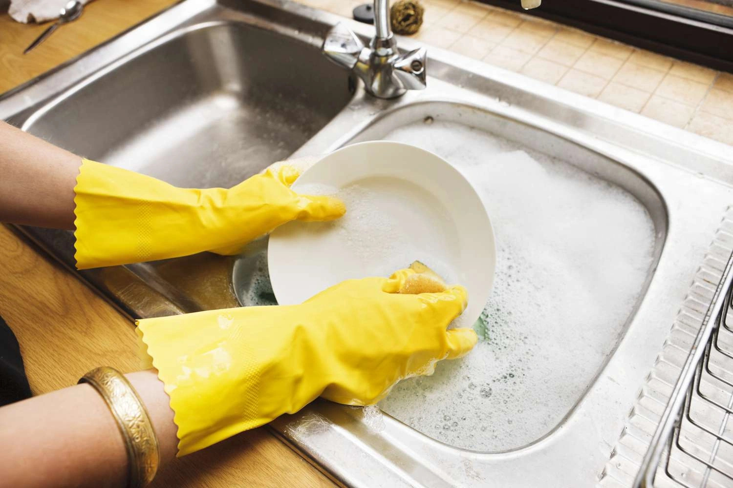 Miếng rửa b&aacute;t giải ph&oacute;ng tới 6,5 triệu hạt vi nhựa: 5 vật dụng quen thuộc cũng c&oacute; thể l&agrave; nguồn phơi nhiễm - Ảnh 3.