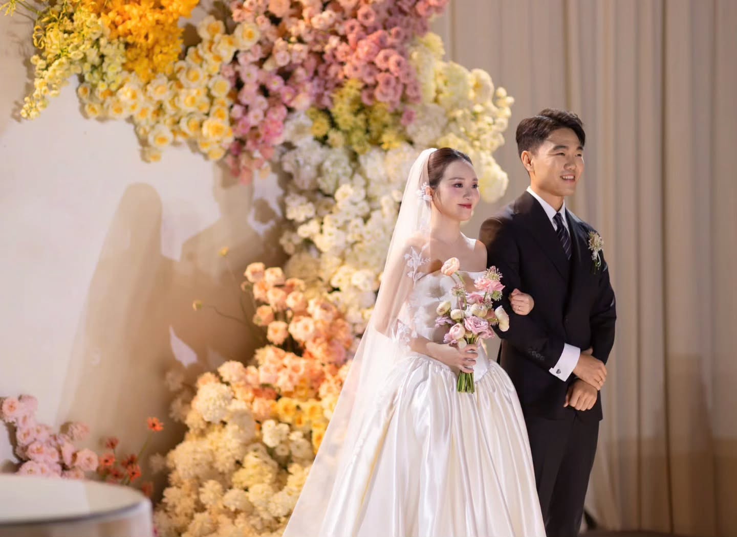 Cập nhật mới về h&ocirc;n nh&acirc;n của Lương Xu&acirc;n Trường v&agrave; vợ gi&aacute;m đốc - Ảnh 1.