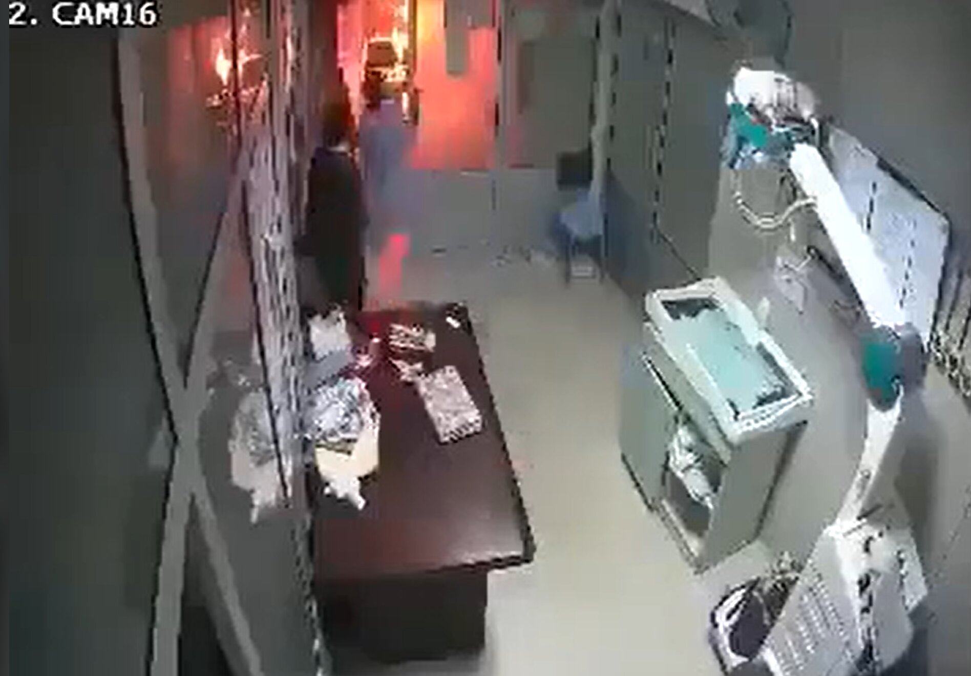Nữ y t&aacute; lao v&agrave;o biển lửa cứu một b&eacute; sơ sinh, đau l&ograve;ng khi 14 em nhỏ kh&aacute;c kh&ocirc;ng qua khỏi trong vụ ch&aacute;y lớn tại bệnh viện ở Pakistan- Ảnh 1.