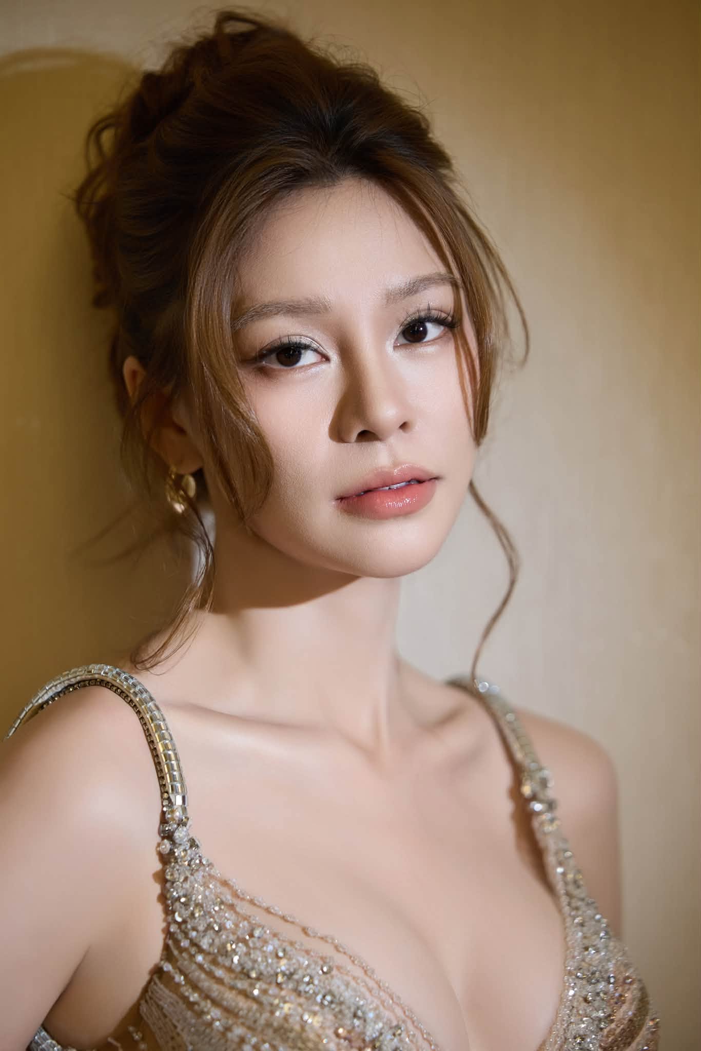 Ca sĩ Việt nhan sắc chấp 10 Hoa hậu c&agrave;ng c&oacute; tuổi c&agrave;ng đẹp, được đại gia showbiz hơn 11 tuổi "cưng như trứng mỏng"- Ảnh 7.