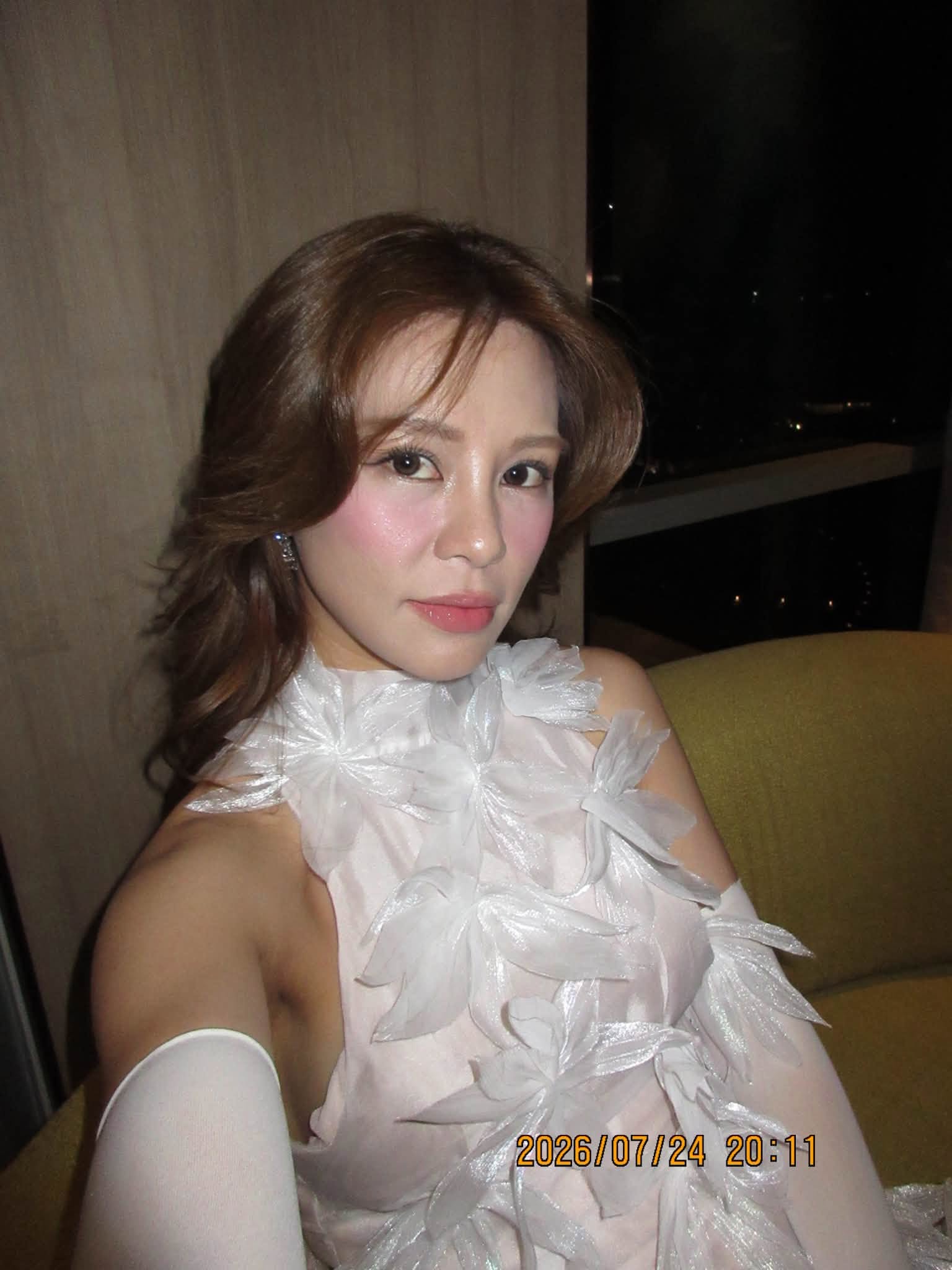 Ca sĩ Việt nhan sắc chấp 10 Hoa hậu c&agrave;ng c&oacute; tuổi c&agrave;ng đẹp, được đại gia showbiz hơn 11 tuổi "cưng như trứng mỏng"- Ảnh 14.