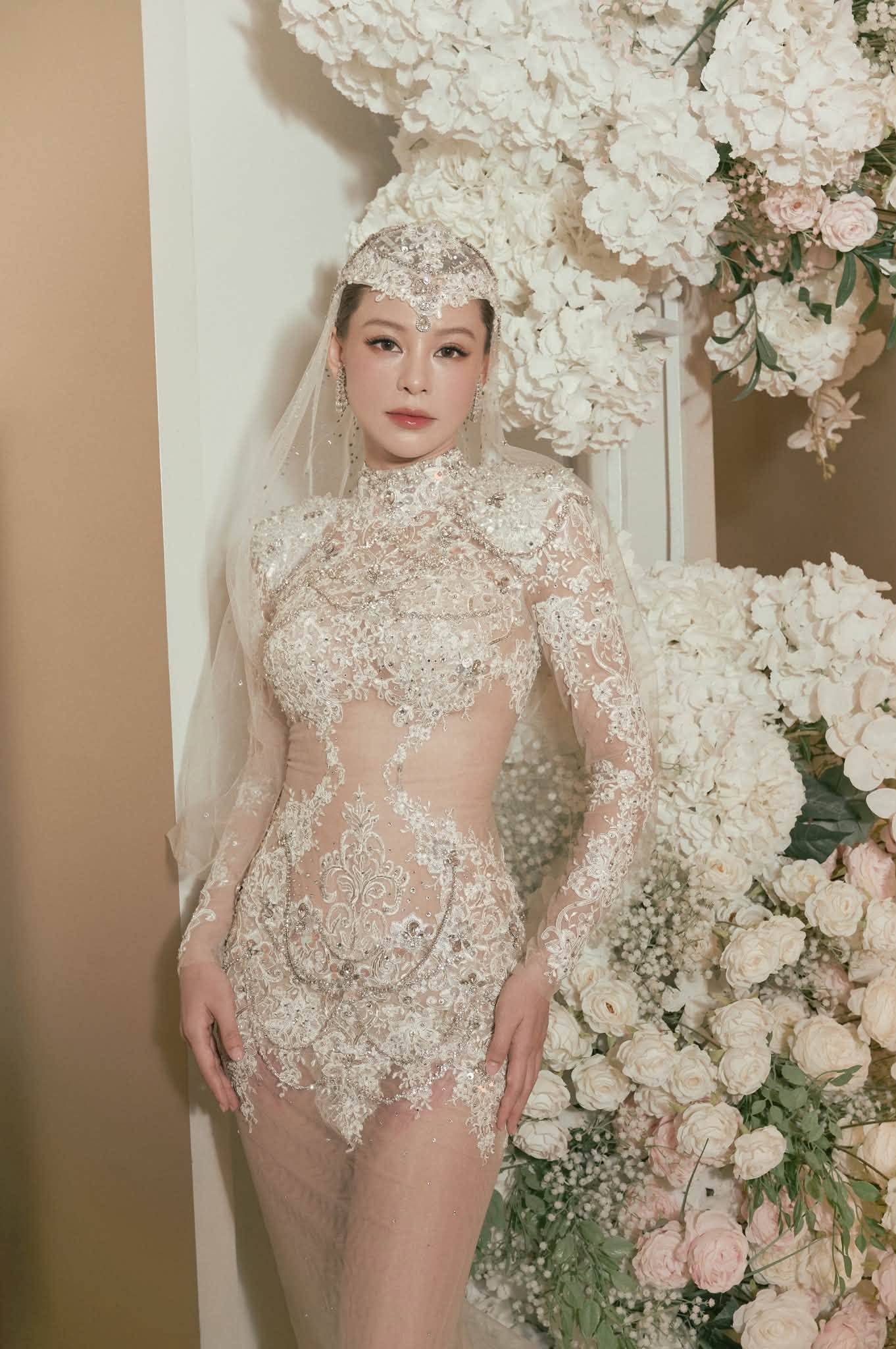 Ca sĩ Việt nhan sắc chấp 10 Hoa hậu c&agrave;ng c&oacute; tuổi c&agrave;ng đẹp, được đại gia showbiz hơn 11 tuổi "cưng như trứng mỏng"- Ảnh 8.