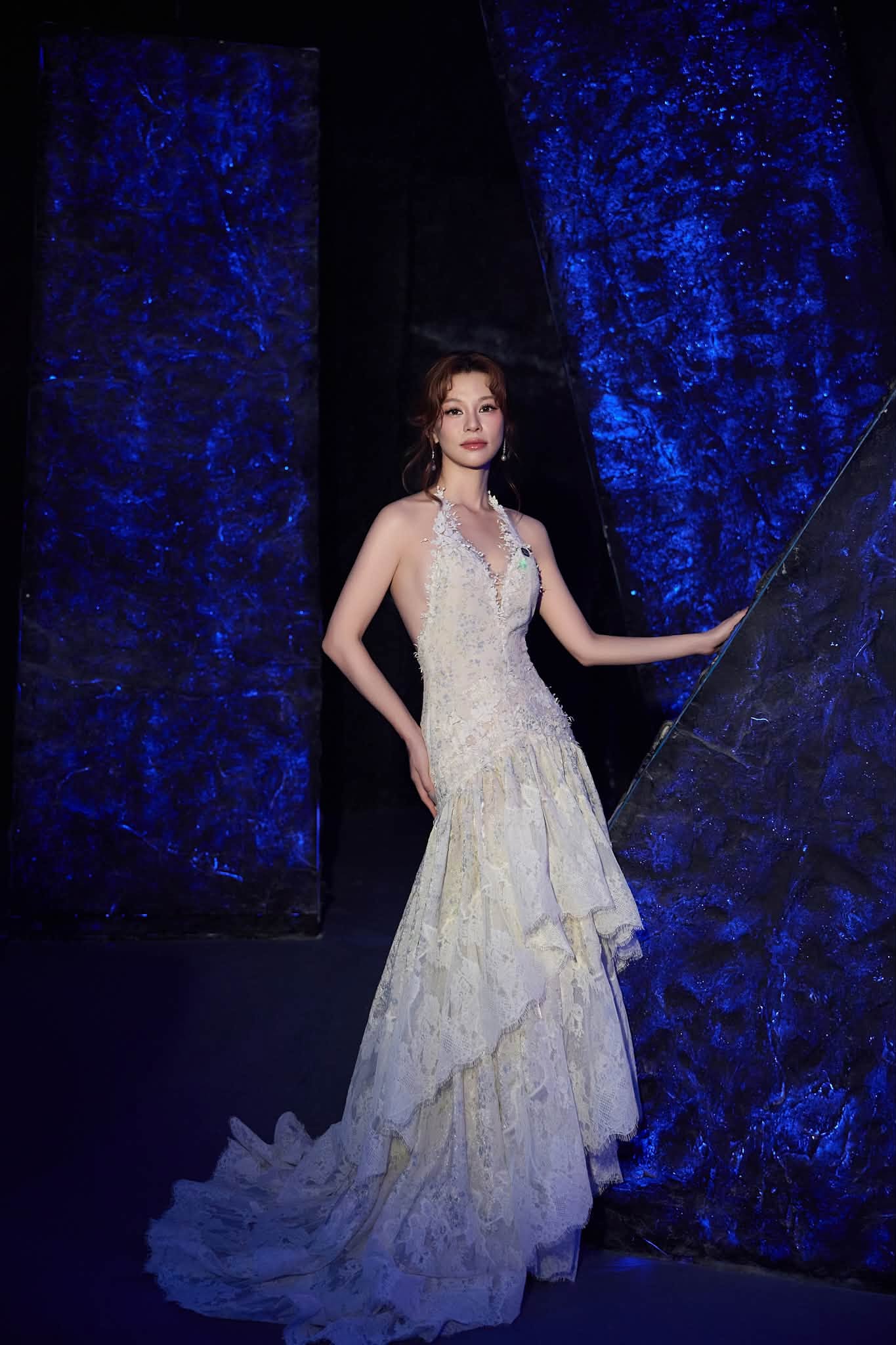 Ca sĩ Việt nhan sắc chấp 10 Hoa hậu c&agrave;ng c&oacute; tuổi c&agrave;ng đẹp, được đại gia showbiz hơn 11 tuổi "cưng như trứng mỏng"- Ảnh 9.