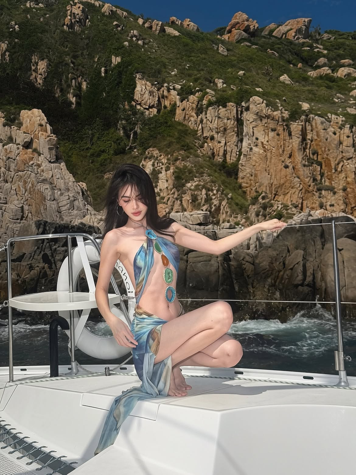 Đến chồng t&agrave;i tử cũng kh&ocirc;ng chịu nổi sắc v&oacute;c của "ma nữ" Mai Davika tại resort đắt nhất Việt Nam- Ảnh 3.