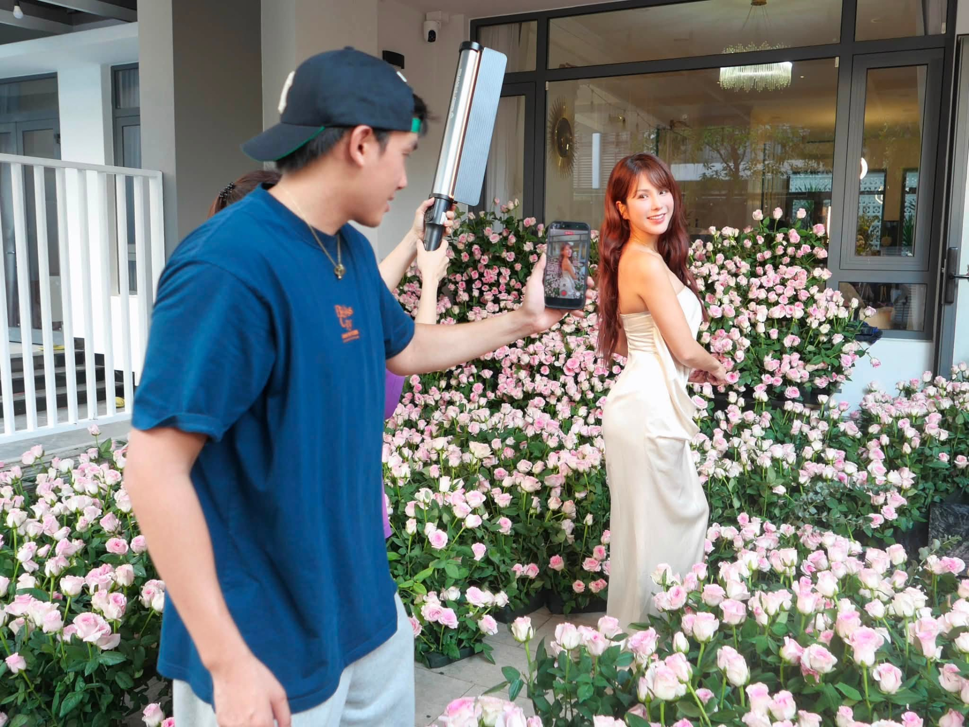 Trai trẻ 2K y&ecirc;u ph&uacute; b&agrave; Vbiz say đắm, bạn g&aacute;i muốn l&agrave;m n&agrave;ng ti&ecirc;n c&aacute; liền chiều chuộng cỡ n&agrave;y- Ảnh 3.
