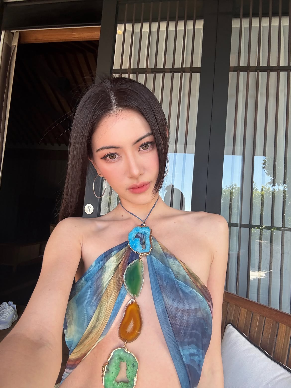 Đến chồng t&agrave;i tử cũng kh&ocirc;ng chịu nổi sắc v&oacute;c của "ma nữ" Mai Davika tại resort đắt nhất Việt Nam- Ảnh 2.