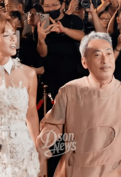 Ca sĩ Việt nhan sắc chấp 10 Hoa hậu c&agrave;ng c&oacute; tuổi c&agrave;ng đẹp, được đại gia showbiz hơn 11 tuổi "cưng như trứng mỏng"- Ảnh 1.