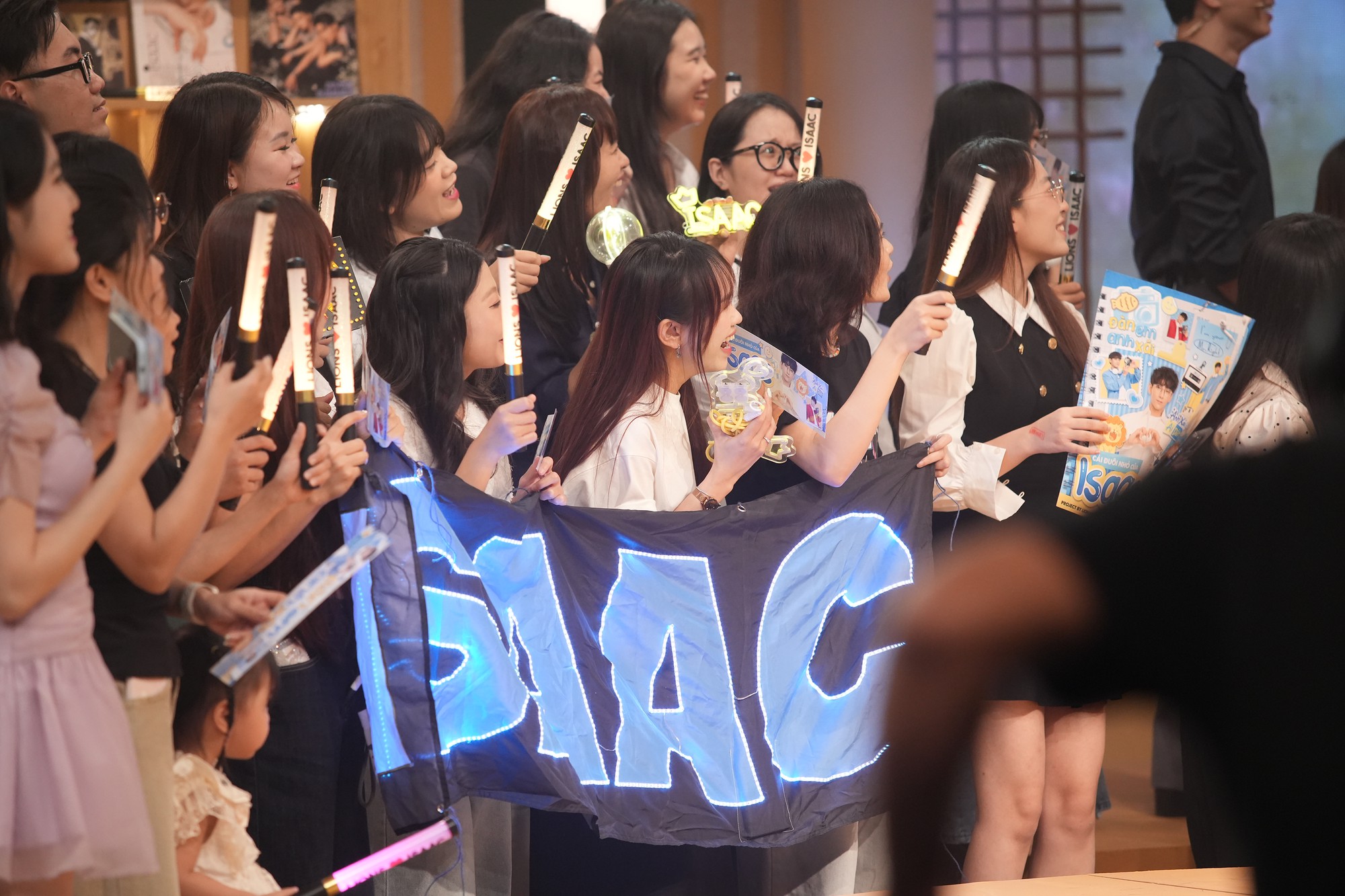 Isaac đặt mục tiêu hát cho tới khi chống gậy bước lên sân khấu cùng người hâm mộ - Ảnh 2.