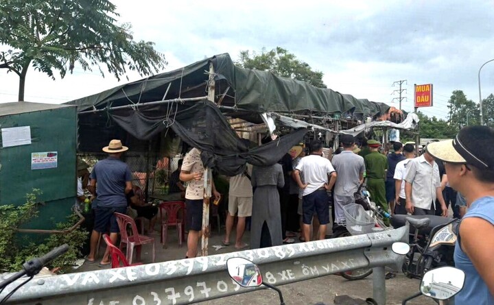 Ch&aacute;y qu&aacute;n cạnh Quốc lộ 5 ở Hưng Y&ecirc;n, một người đ&agrave;n &ocirc;ng tử vong- Ảnh 1.